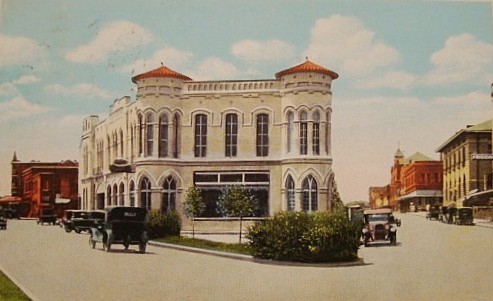 Historic postcard of Garrett Motor Company, downtown Palestine, Texas