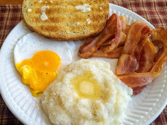 Texas Classic Breakfast: Eggs, Bacon, Grits and Toast